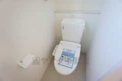 ウォシュレット付きトイレです。1階2階の2ヶ所にトイレがあるので、忙しい朝にもゆとりができますね＾＾