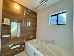 1日の疲れを癒すくつろぎのバスルーム。足を伸ばしてもゆったりと入れるサイズです。お子様と一緒にお風呂に入っても狭くないですね＾＾