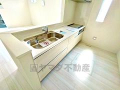 収納も、作業スペースも広々と設けられた使いやすいシステムキッチンです＾＾カウンターキッチンなので、ご家族と会話をしながら楽しくお料理ができます＾＾