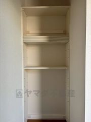 お子様の小さい靴から男性の大きな靴までたっぷり収納出来るシューズボックス。
