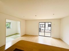 大きな掃き出し窓のあるリビングは、陽光あふれる明るい空間です。ゆったりと寛げる憩いの場となりそうです。