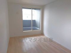 バルコニーに面した寝室です。窓から爽やかな朝日がしっかりと取り込まれ、快適生活の始まりに＾＾