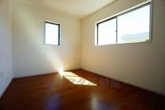 同仕様写真。暖かい日差しが差し込む洋室。たっぷり収納できるウォークインクローゼット付きでお部屋の中をすっきりと快適に保てます。