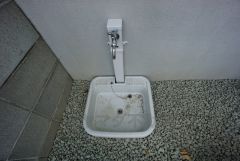 お車の洗車や外壁のお掃除をする際に便利な外水栓。