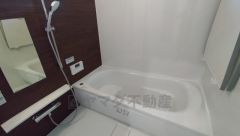 1日の疲れを癒すくつろぎのバスルーム。足を伸ばしてもゆったりと入れるサイズです。お子様と一緒にお風呂に入っても狭くないですね^^