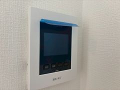 防犯性、セキュリティ対策に安心できるテレビモニター付きインターフォンです。セールスマン対策にもなり安心できます。