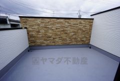 陽当たりの良いバルコニーです。お洗濯やお布団干しはもちろん、日光浴スペースにも＾＾足元は防水工事施工済です。