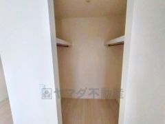 ウォークインクローゼット付き＾＾ハンガーパイプ下にボックスを置いて、枕棚を活用して、たっぷりと収納できそうです＾＾