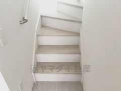 日中でも暗くなりがちな階段には、小窓を配置し採光も考えられたつくりです。