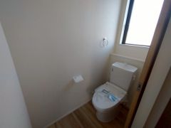 ウォシュレット付きトイレです。1階2階の2ヶ所にトイレがあるので、忙しい朝にもゆとりができますね＾＾