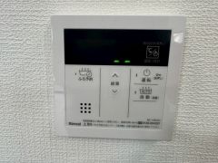 ッチンに給湯リモコンを設置。お湯はりや温度設定がワンタッチででき、忙しい毎日にも便利です。