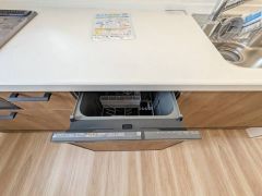 炊事時間を大幅に短縮できる食器洗浄乾燥機付きです＾＾冬場の洗い物による手荒れの悩みも軽減されますね。