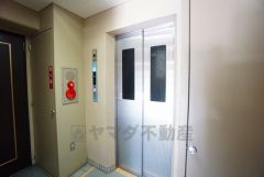 重い荷物を運ぶのにも便利なエレベーター付です。