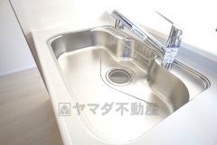 大きなお鍋も楽々洗える幅の広いシンクです＾＾ステンレスシンクなので簡単にお掃除できますよ。洗剤やスポンジもすっきりできる収納付き。