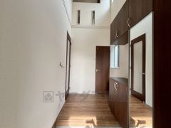 玄関扉から光の差し込む明るい玄関です。