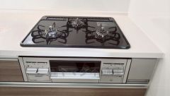 3種類の料理が同時に調理できる、3口ガスコンロ。忙しい夕食の支度時間が短縮できて効率よくお料理が楽しめます。