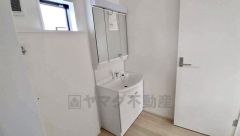 三面鏡にハンドシャワー付きで使いやすい洗面台です＾＾鏡裏と洗面ボウル下に収納付きの洗面台なので、整理整頓ができスッキリと使えます＾＾