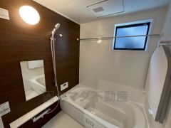 1日の疲れを癒すくつろぎのバスルーム。足を伸ばしてもゆったりと入れるサイズです。お子様と一緒にお風呂に入っても狭くないですね^^