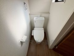ウォシュレット付きトイレです。1階2階の2ヶ所にトイレがあるので、忙しい朝にもゆとりができますね＾＾