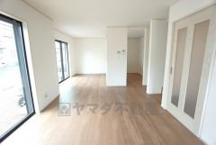 大きな掃き出し窓のあるリビングは、陽光あふれる明るい空間です。ゆったりと寛げる憩いの場となりそうです。