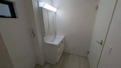 小窓付きの脱衣所で換気もできますよ。