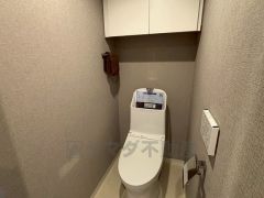 ウォシュレット、暖房便座、節電・節水機能など、使い勝手のよい高機能トイレです。トイレットペーパーの予備などを収納できる棚が付いています。
