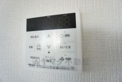 キッチン横からお湯張り、追い炊き、足し湯がボタン一つで楽々操作できる給湯機リモコンです。忙しい夕飯準備の時間帯に重宝しますね。
