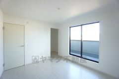 バルコニーに面した主寝室です。大きな窓から爽やかな朝日がしっかりと取り込まれ、快適生活の始まりに＾＾