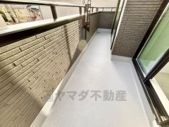 南側に面した大型のバルコニーは日当たり良好です。お洗濯物も気持ちよく干せそうです。