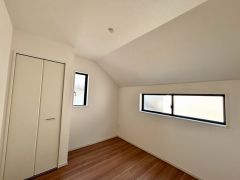 2面採光を確保した明るい室内で、爽やかな風を感じながら目覚める朝は、心地よく一日をスタートできる贅沢なひととき。快適でゆとりある暮らしの始まりにふさわしい住空間です。