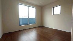 同仕様写真。バルコニーに面した陽当たりの良い洋室です＾＾