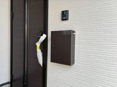 玄関扉から光の差し込む明るい玄関です。
