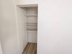 キッチン後方には収納コーナーがあります。備蓄品や日用品、大型の調理家電などを収納するのに重宝しそうです＾＾
