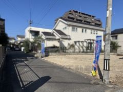 現地（2025年10月13日）撮影。住人以外の車の進入も少なく、小さなお子様を持つご家庭にも安心です。