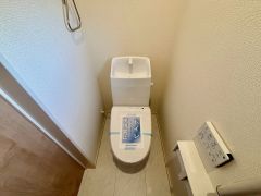 ウォシュレット付きトイレです。1階2階の2ヶ所にトイレがあるので、忙しい朝にもゆとりができますね＾＾ 温水洗浄便座リモコン付き。