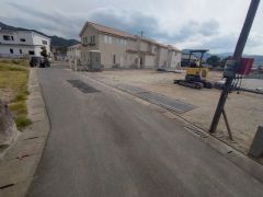 前面道路約4ｍ。バス通りから1本入った落ち着いた住宅地＾＾
