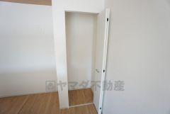 キッチン後方にはパントリー付き＾＾長期保存ができるもの、調理器具、防災グッズを入れておくのもいいですね。