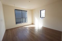 寛ぎの時間を紡ぎだす主寝室は、大型ベッドを置いても余裕の広さを確保しています。