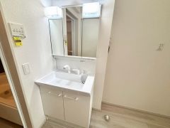 洗面台、洗濯機置き場、バスルームが連なっている、生活導線の考えられた作りになっています＾＾
