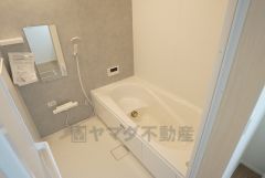 1日の疲れを癒すくつろぎのバスルーム。足を伸ばしてもゆったりと入れるサイズです。お子様と一緒にお風呂に入っても狭くないですね＾＾ 色味は異なります