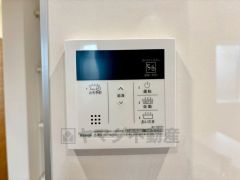 お湯張り、追い炊き、足し湯がボタン一つで楽々操作できる非常に便利な給湯機リモコンです。追い炊きがついていると寒い冬は水道代の節約にもなるので助かりますね