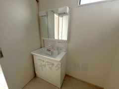 三面鏡にハンドシャワー付きで使いやすい洗面台です。