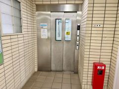 買い物などで重い荷物を持つ際もエレベーターがあれば短時間で部屋へ行くことが出来ますね。