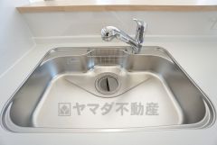 キッチンシンクは洗剤やスポンジを収納出来るラック付き。広さも確保しているので、大きなお鍋も洗いやすいですね。