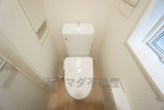温水洗浄機付トイレです。節水機能もあるので、安心して使えますね。もちろん、1階2階の2ヶ所にトイレがあるので、忙しい朝にもゆとりができますね。
