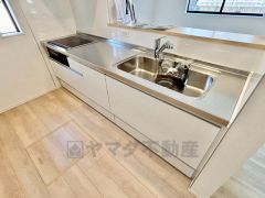 収納も、作業スペースも広々と設けられた使いやすいシステムキッチンです＾＾