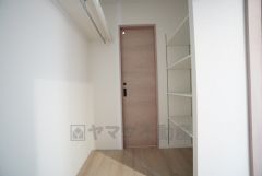 同形状・同仕様 冬は帰宅後そのままコートを収納できます。2階にあがる手間が省けるので便利ですよ。