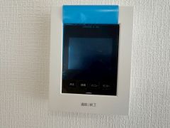 防犯性もばっちり、TVモニター付きインターホン完備。大きなモニターで玄関先を確認できます。録画機能が付いているので不在時の訪問者も確認できて安心です＾＾