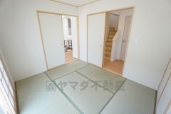 ＬＤＫに隣接する和室です。お昼寝や洗濯物を畳んだり、アイロンをかける作業スペースとしても活躍しそうですね。