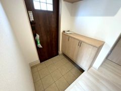 玄関扉から光の差し込む明るい玄関です。 たっぷり収納できるシューズボックス付きなので、家族全員の靴がきれいに整頓できます。